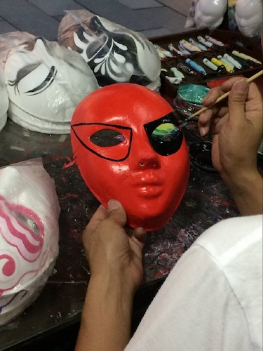 七月二日 老王论坛
 赴西湖区“格格”学习探索小分队 街头艺术者正在画脸谱