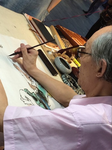 七月二日 老王论坛
 赴西湖区“格格”学习探索小分队 老艺术家正在做国画