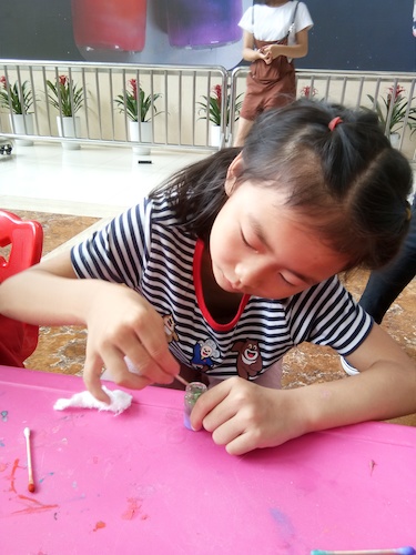 七月八号 老王论坛
 B.D.服务社赴浙江自然博物馆”环保小课堂“小分队 小朋友认真制作星云瓶