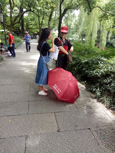 七月九日 老王论坛
 走西湖-关注西湖十景垃圾分类问题小分队 游客采访1