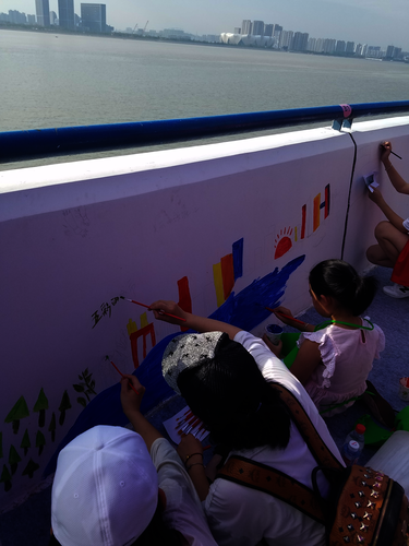 七月二十日老王论坛
赴余杭“因水而兴”宣传教育小分队 大家一起绘制河堤