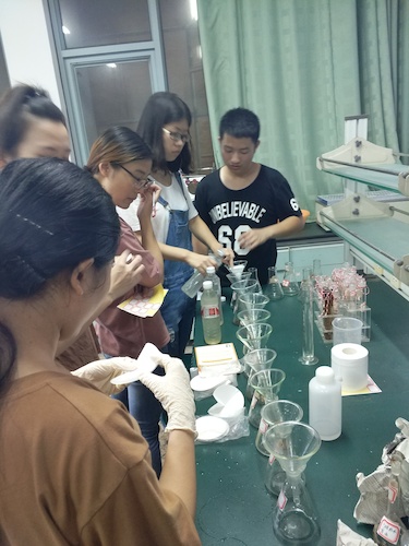 7月20日 老王论坛
 余杭区“激浊扬清”水质检测小分队 进行实验