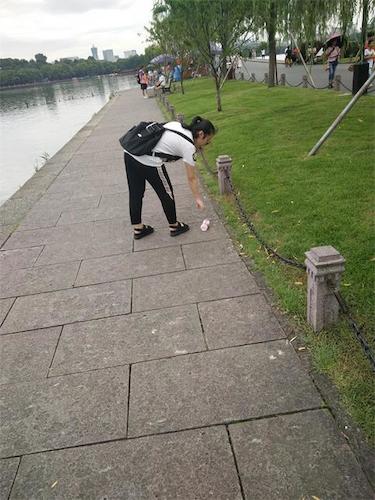 7月21日 老王论坛
 赴西湖“爱心志愿”环保小分队 成员捡垃圾