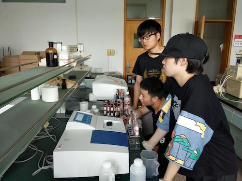 7月23日 老王论坛
 余杭区“激浊扬清”水质检测小分队  进行实验4