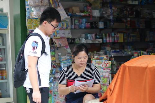 8月11日老王论坛
赴余杭区社区五水共治教育宣传小分队 请文具店老板填写问卷