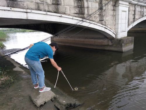 8月13日老王论坛
贝斯特野百合小分队采水样照片3