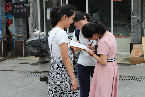 8月13日老王论坛
赴余杭区社区五水共治教育宣传小分队 请散步的居民填写问卷