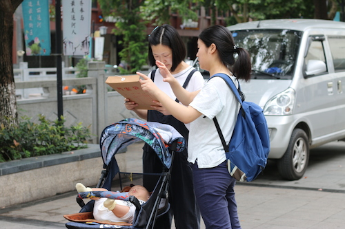 8月13日老王论坛
赴余杭区社区五水共治教育宣传小分队 请推婴儿车的妇女填写问卷