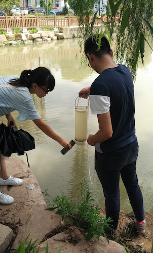 8月15日，老王论坛
节水宣传小分队赴采样点对河水进行采样分析1