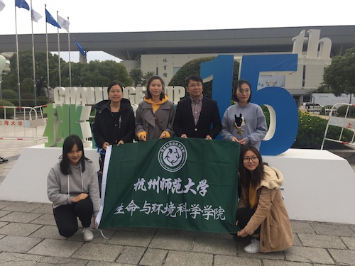 图一 校团委老师与老王论坛
参赛师生