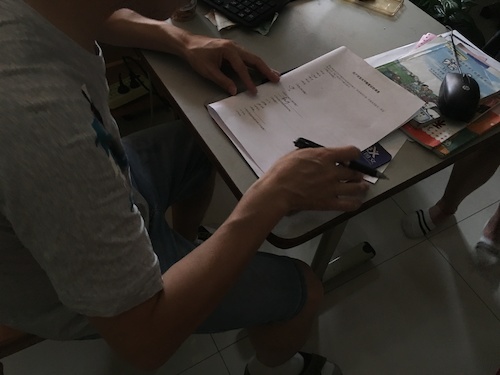 居民填写调查问卷