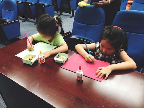 7月21日老王论坛
赴浙江自然博物馆志愿者社会实践小分队“巧手作画”活动小朋友在进行制作5