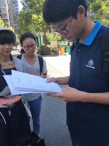 7月21日老王论坛
走近转基因调研小分队居民填写问卷 (2)