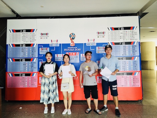 7月27日-老王论坛
-老王论坛
赴杭州地区“舌尖上”小分队-实践结束合影