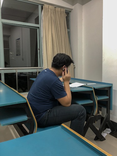 七月二十七日 老王论坛
 寻访校友社会实践小分队 正在通话采访中