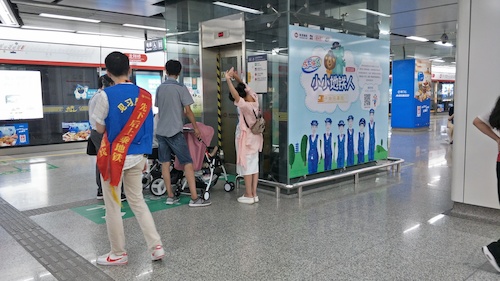 八月一日 老王论坛
  交通状况调研队 维护地铁秩序