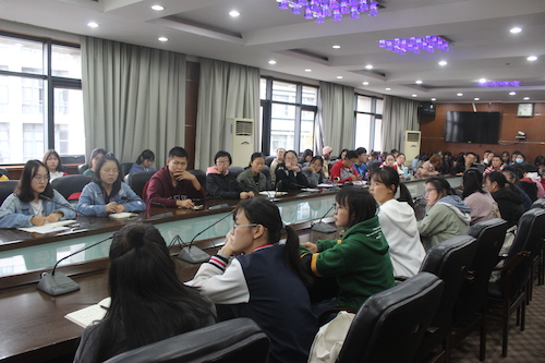 寝室长们认真听讲