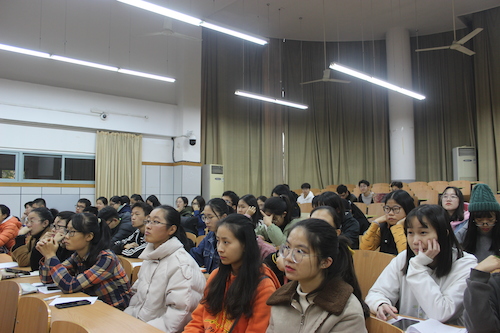 学生干部认真听讲