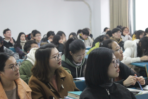 党员们认真听讲做笔记