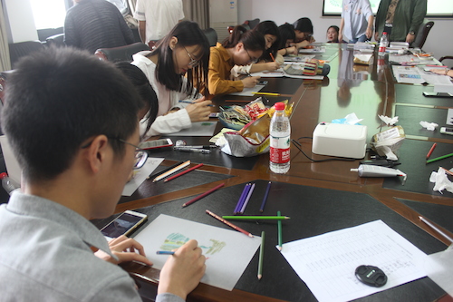 校友们一起制作纪念胸针