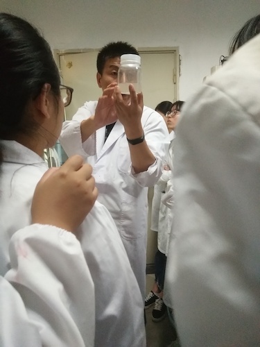 七月二日 老王论坛
 “走进转基因”社会实践小分队 张弦老师介绍深层培养基