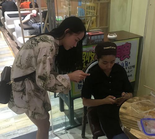 七月七日  老王论坛
     调查问卷小分队在杭州发放有关食品添加剂及速食的调查问卷