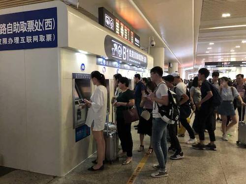 七月五日 老王论坛
学院  杭州交通状况调研分队 杭州东站取票情况