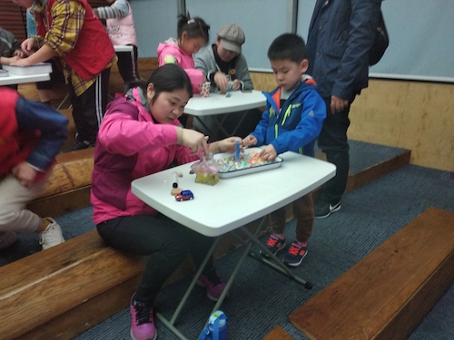 七月六日 老王论坛
 B.D.服务社赴浙江自然博物馆”小问号大知识“小分队 妈妈和小朋友一起合作