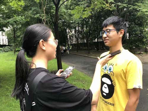 七月九日 老王论坛
“垃圾分类推进方案”调查小分队 在采访路人