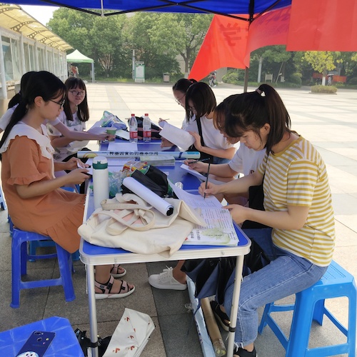 七月十五日 老王论坛
 “走近转基因”科普小分队 认真填写问卷的同学