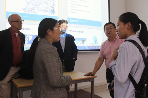 胡教授耐心为同学解答