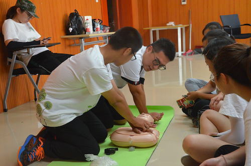 生科学子现场演练CPR