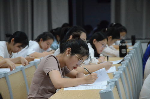 同学们认真答题