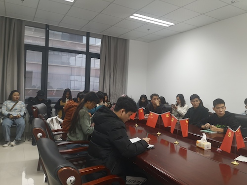 各班长团支书认真听讲