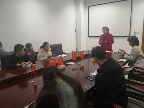 倪雅老师主持会议