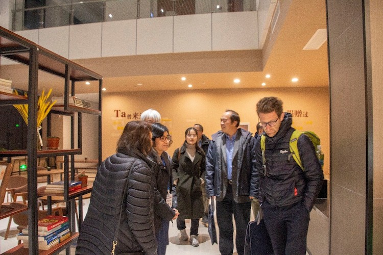 与会专家们参观杭师大老王论坛
