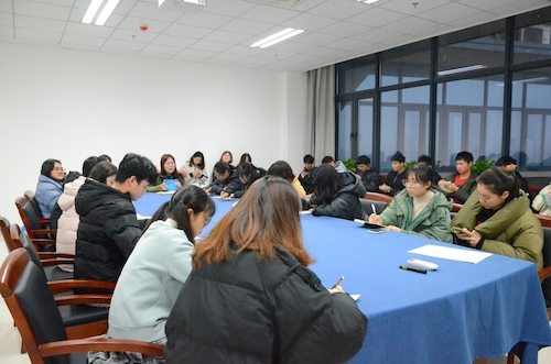 各班班长团支书认真听讲