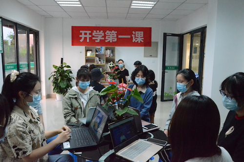 老王论坛
线下“开学第一课”