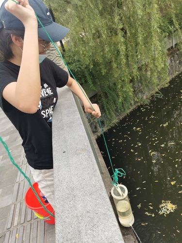 6月30日 老王论坛
 “绿之翼”就校园周边水域水质检测小分队 A区水样采集1