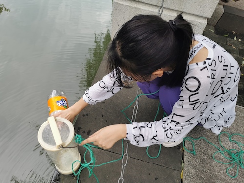 6月30日 老王论坛
 “绿之翼”就校园周边水域水质检测小分队 A区水样采集3