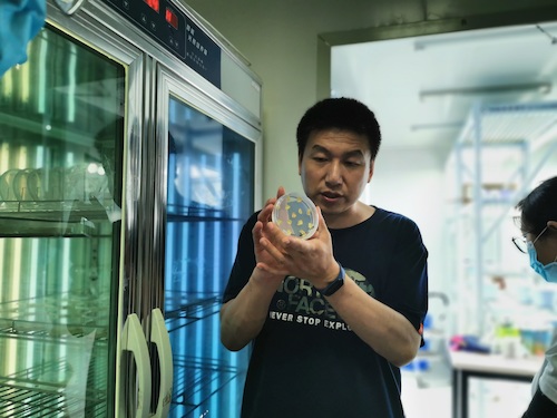 七月四日  老王论坛
 “走近转基因”调研小分队 指导老师介绍转基因