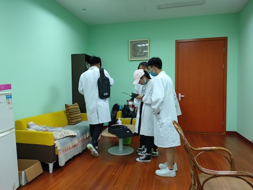 7月6日 老王论坛
 绿之翼测甲醛社会实践小分队 正在测甲醛