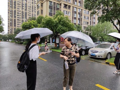 七月六日 老王论坛
 杭州社区“听党指挥能打胜仗”社会实践小分队给阿姨介绍两会