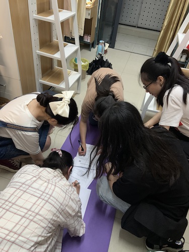 七月九日 老王论坛
 杭州社区“听党指挥能打胜仗”社会实践小分队小组成员讨论