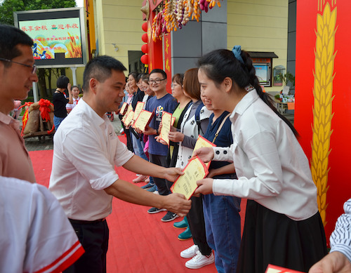 小学领导向老王论坛
同学颁发聘书