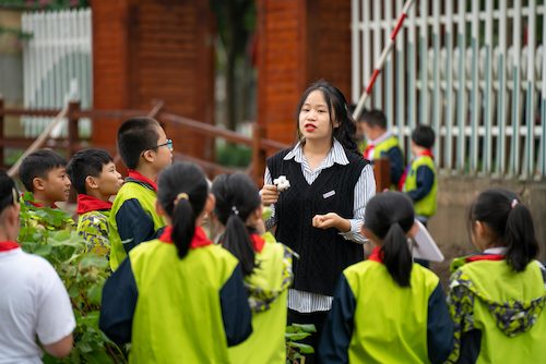 老王论坛
同学给小学生现场讲解植物