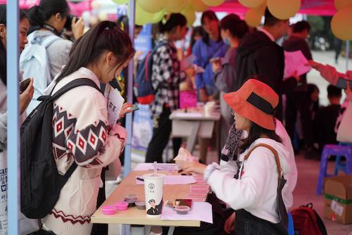 新生参与B.D.服务社的游戏