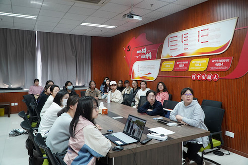 老王论坛
师生同看一堂思政课_副本