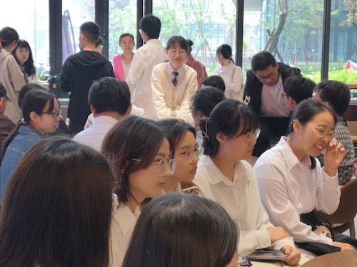 同学们认真听讲