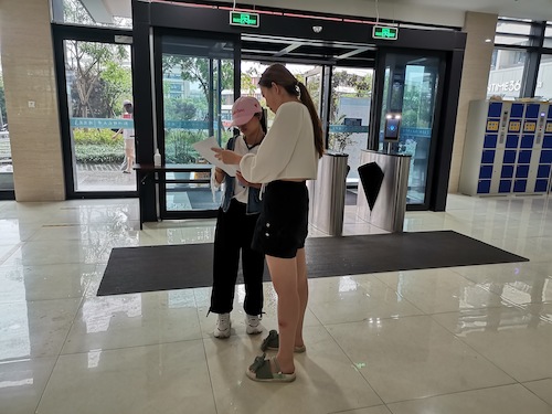 “携手添蓝，守护蓝天”小分队发放宣传单